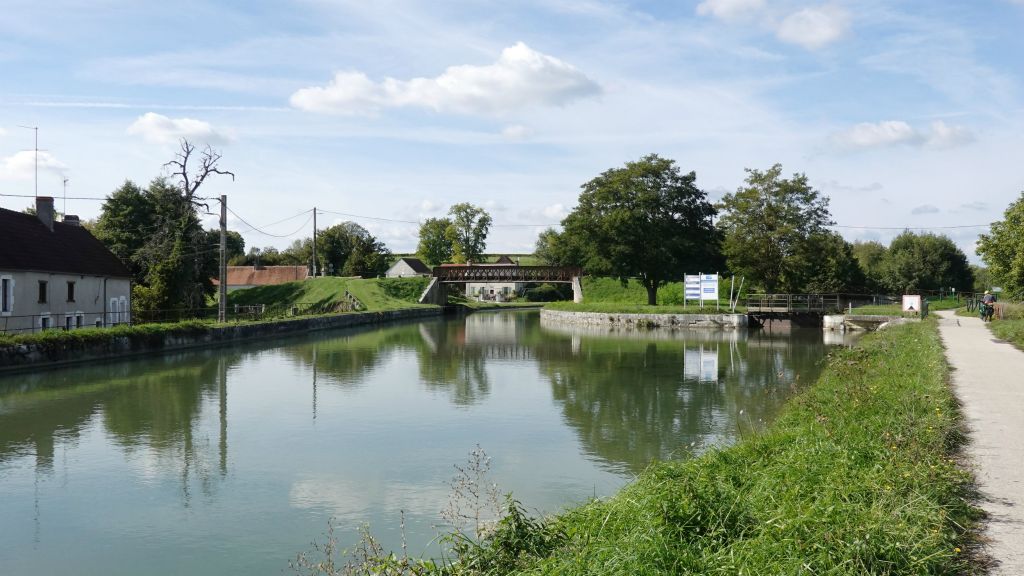 Ecluse de l'Etang : partage entre le nouveau et  l'ancien canal latéral à la Loire